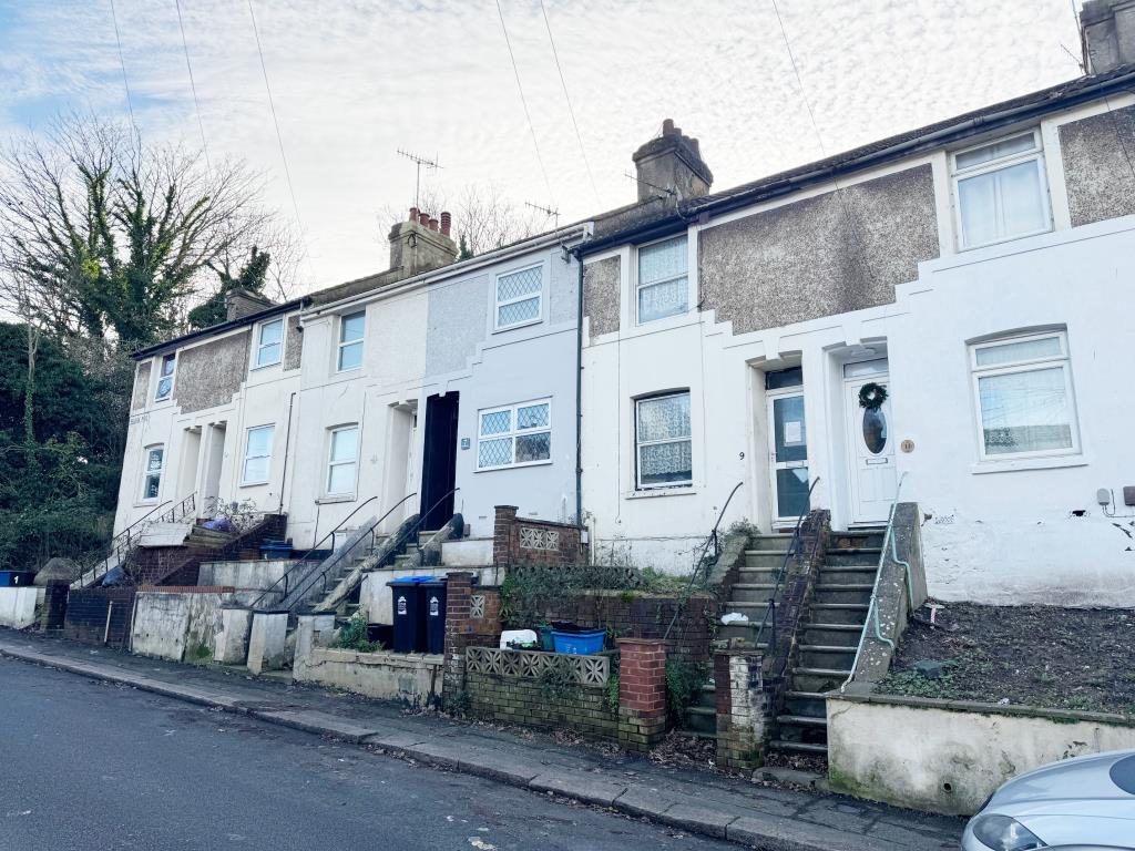 Lot: 136 - TERRACE HOUSE FOR IMPROVEMENT - Terrace incl. 9 Hillside